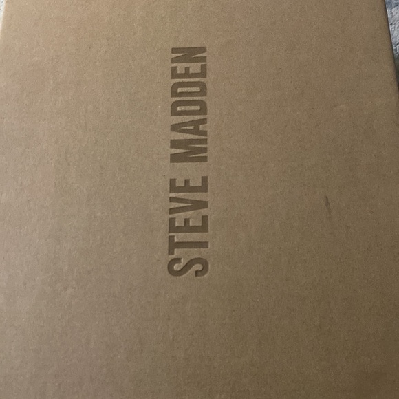 I’m selling some Steven Madden Women sneakers. - Picture 4 of 4